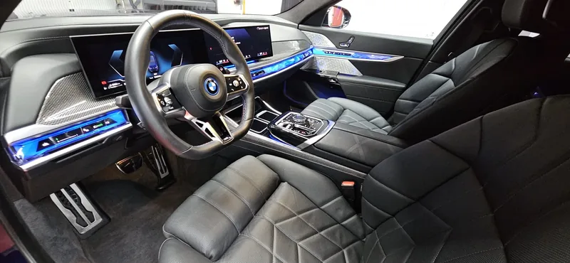 Interior de BMW Seria 7 cu lumină ambientală, după detailing