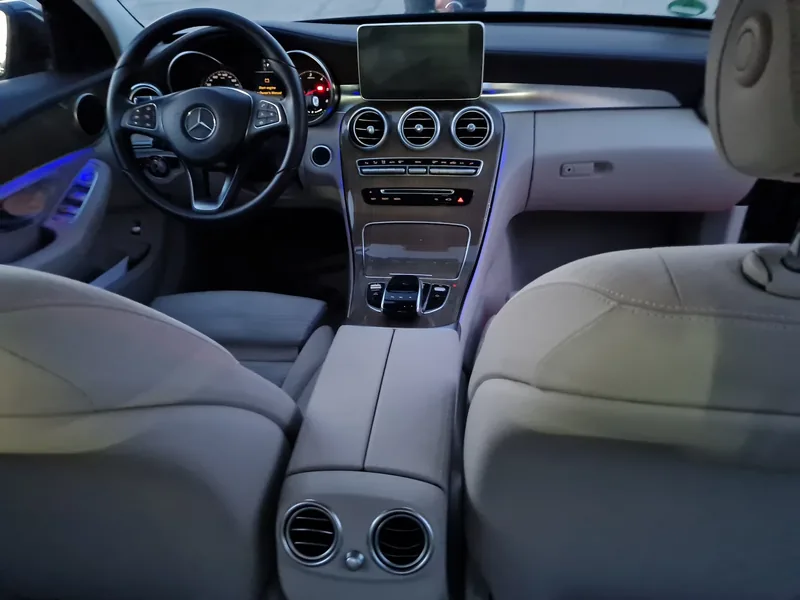 Interior Mercedes după curățare completă