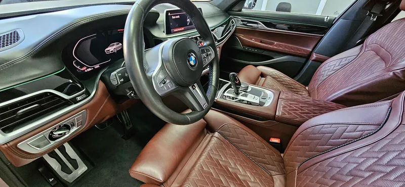 Interior BMW cu piele maro matlasată, după curățare