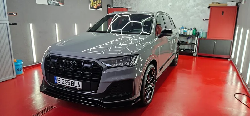 SUV gri sub luminile atelierului, după detailing exterior