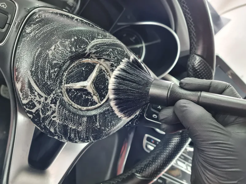 Spălare cu spumă pe emblema unui Mercedes