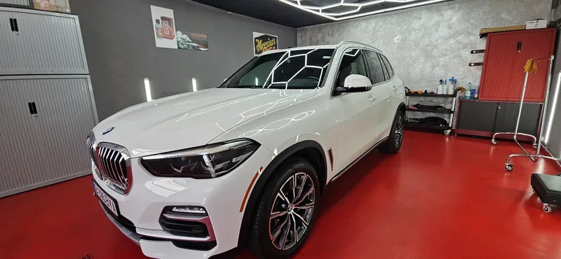 SUV alb în atelier, după detailing exterior